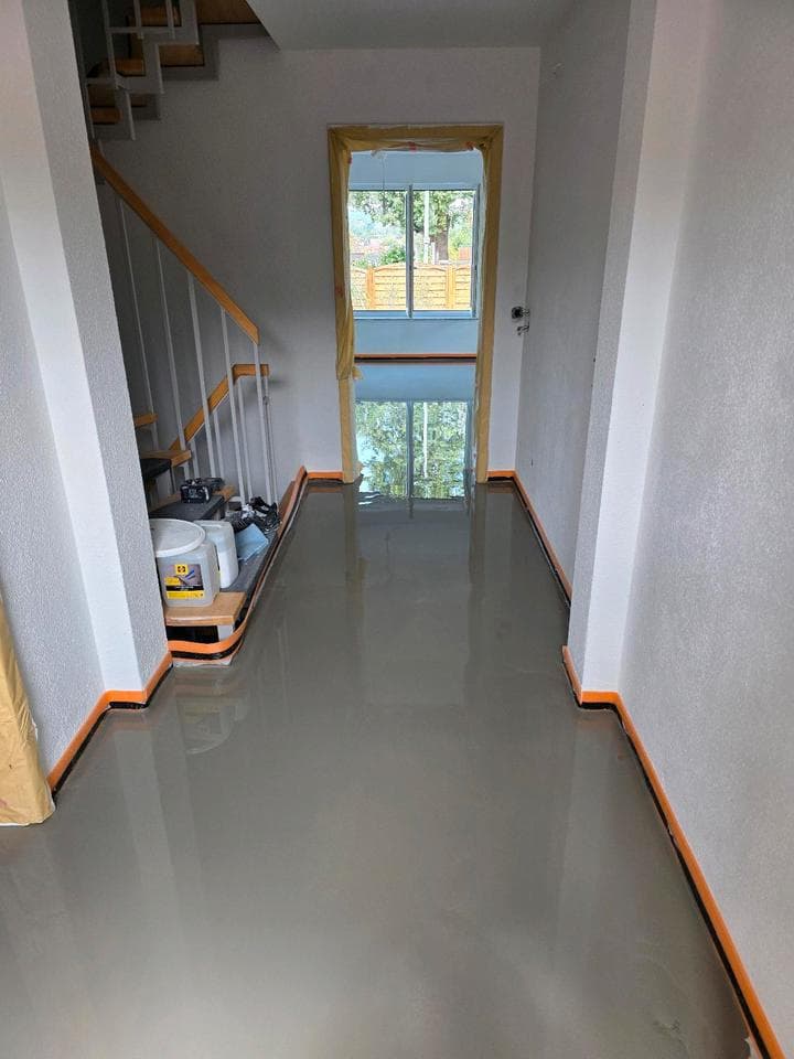 Flur mit frisch gegossener, spiegelglatter Ausgleichsmasse